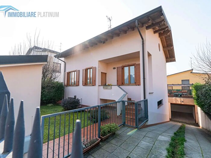 Casa con 5 locali in vendita in Via Rossini, Arcore