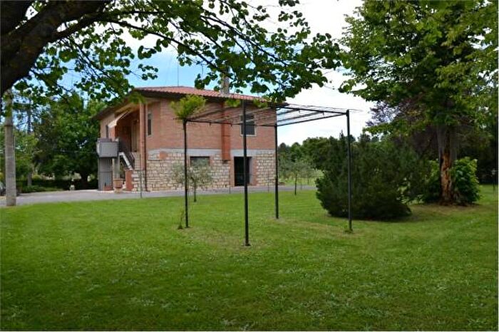 Casa con 6 locali in vendita in Lucignano