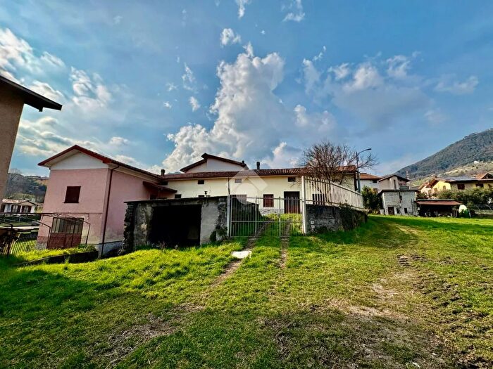 Casa con 7 locali in vendita in Via Chiesa Vecchia, Pianico