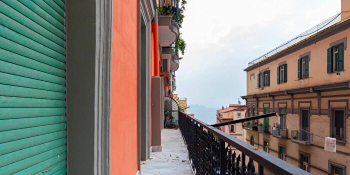 Appartamento con 6 locali in vendita in Via Torquato Tasso Napoli, Napoli