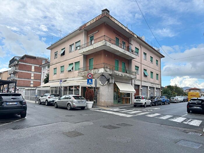 Appartamento con 6 locali in vendita in Ruga Alfio Maggiani, Carrara