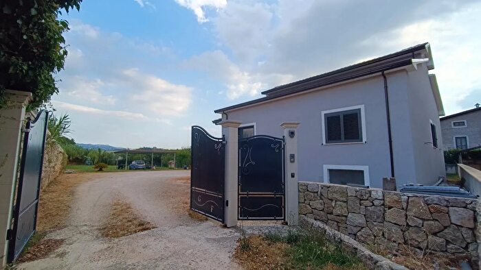 Casa trilocale in vendita in Via Schito, Sora