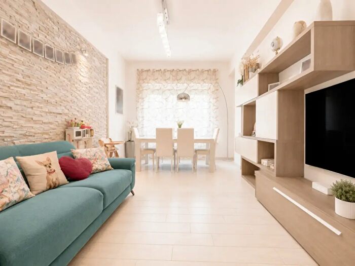 Appartamento con 6 locali in vendita in Lfredo Cappellini, Viareggio