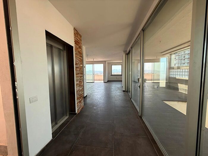 Appartamento con 6 locali in vendita in Olbia