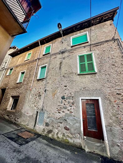 Casa con 9 locali in vendita in Introbio