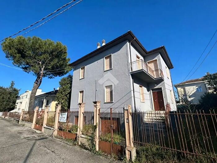 Casa con 8 locali in vendita in Via Ovidio, Foligno