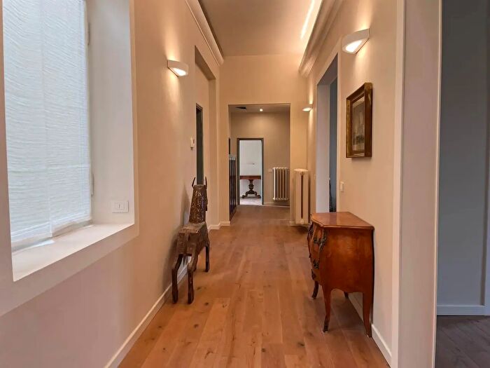 Appartamento con 6 locali in affitto in Firenze