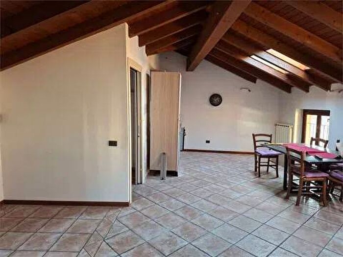 Appartamento trilocale in affitto in Piazza Federico Berera, Centro, Sesto Calende