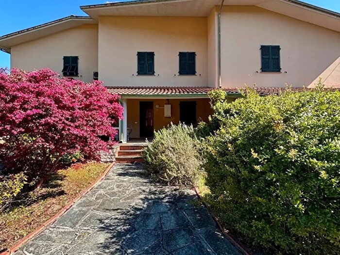 Casa con 7 locali in vendita in Ameglia