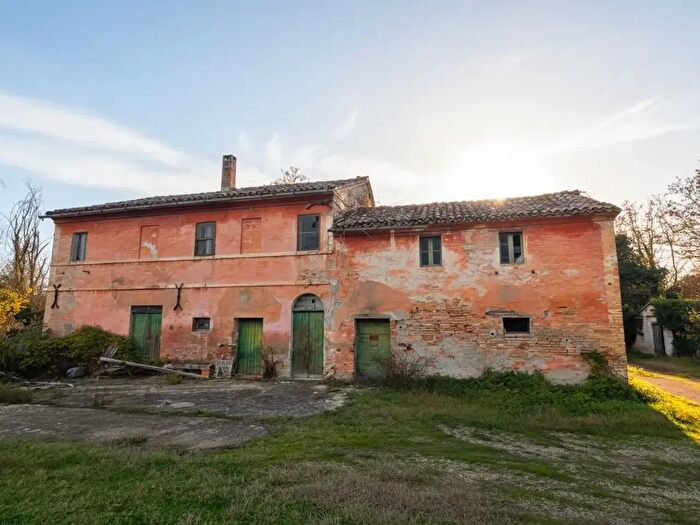 Casa con 10 locali in vendita in Ostra