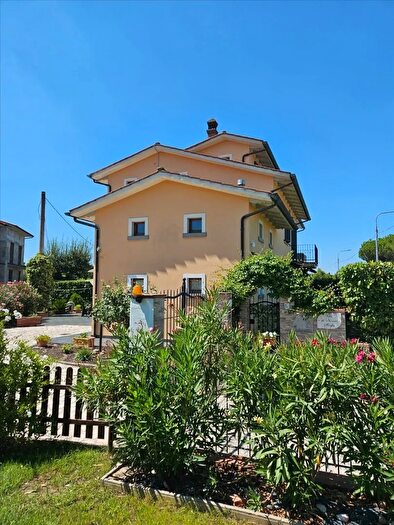 Casa con 8 locali in vendita in Cortona