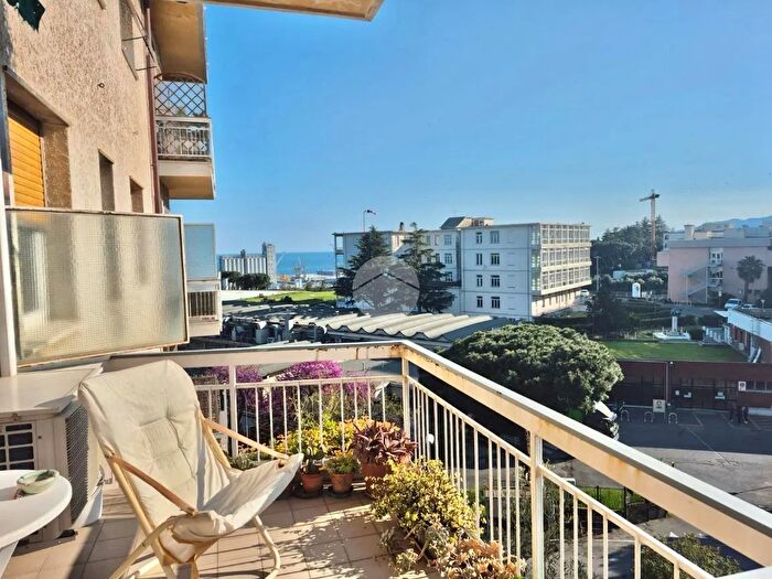 Appartamento quadrilocale in vendita in Via Genova, Savona