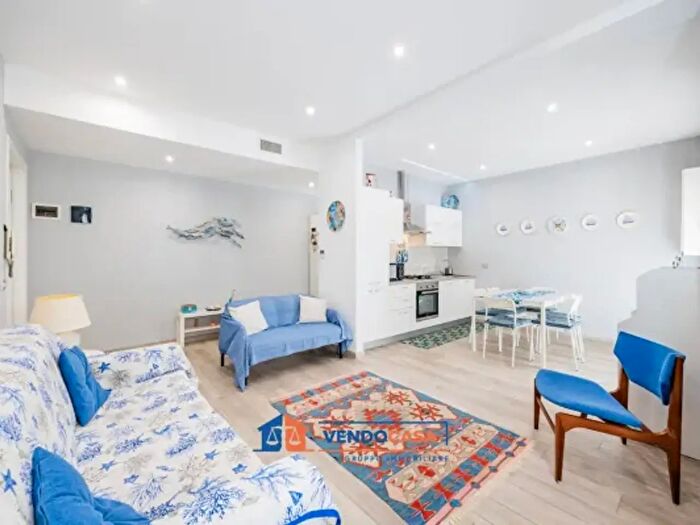 Appartamento quadrilocale in vendita in Via Luigi Defferrari, Noli