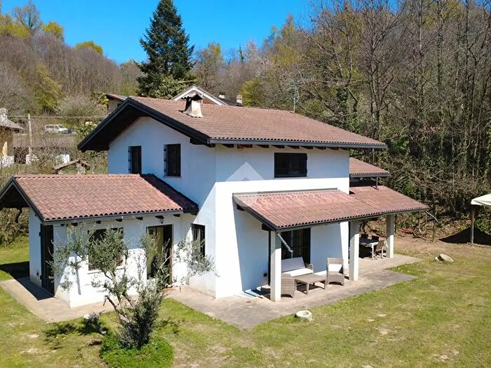 Casa con 8 locali in vendita in Via Circonvallazione, Vialfre