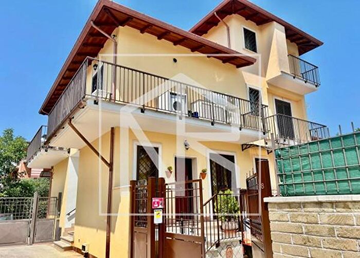 Appartamento trilocale in vendita in Via Oniferi, Roma