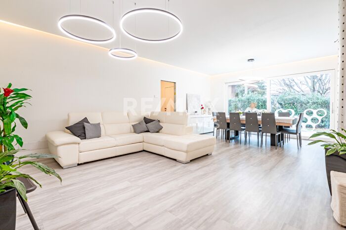 Casa con 6 locali in vendita in Viale Giornate, Caronno Pertusella