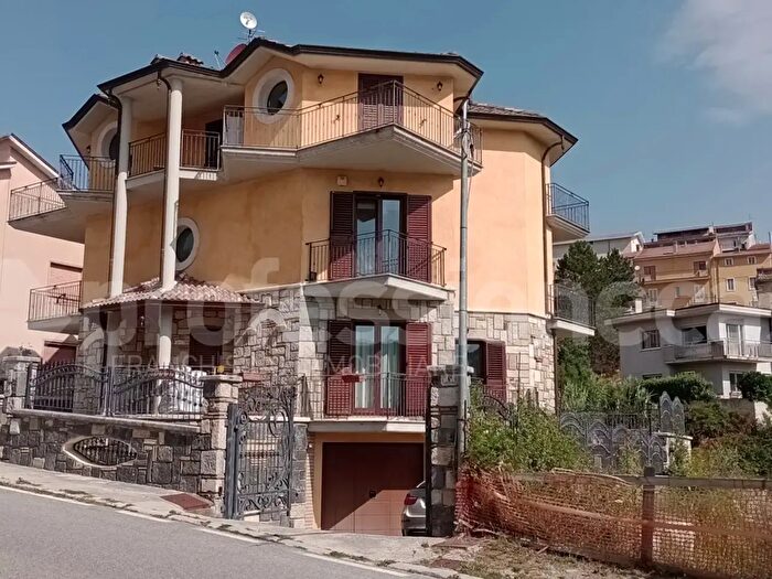 Casa con 12 locali in vendita in Via Circonvallazione C, Ateleta