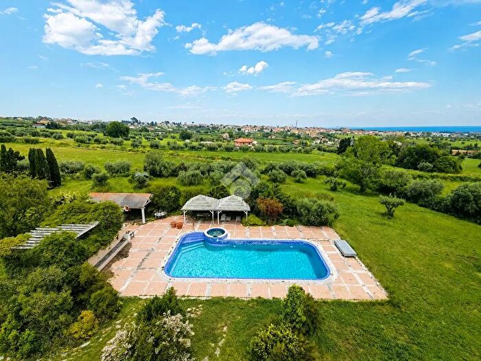 Casa con 6 locali in vendita in Via Case di Trento, Giulianova