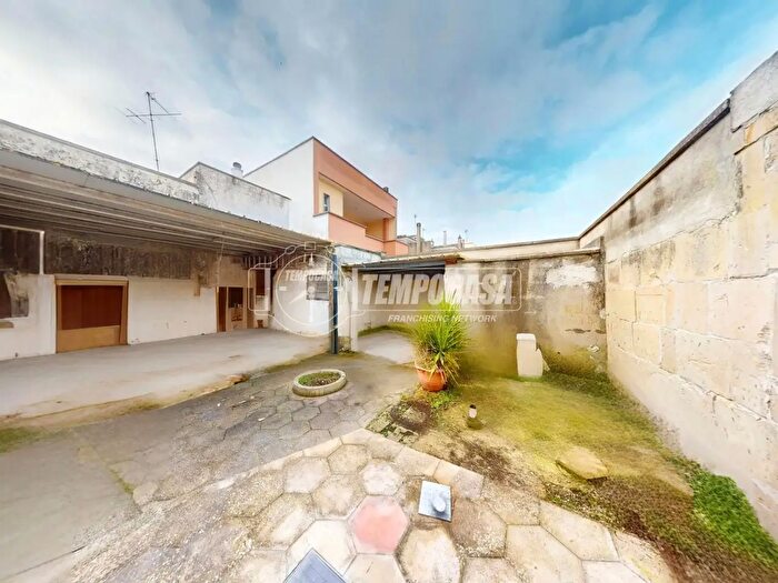 Casa con 6 locali in vendita in Via Giovanni Dimidri, Melpignano