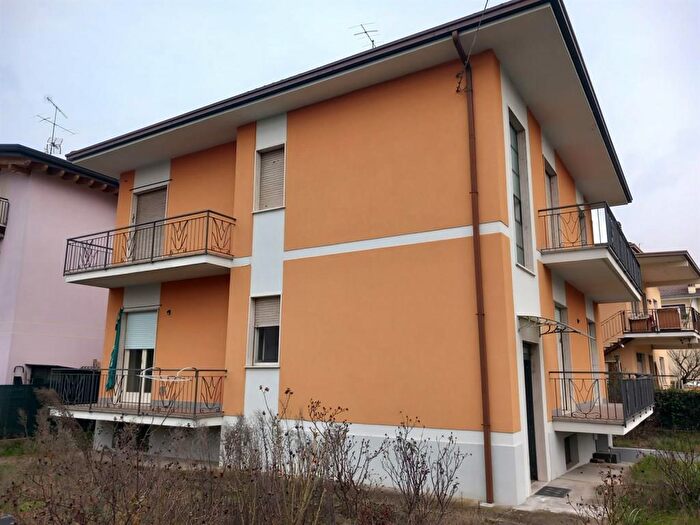 Casa con 9 locali in vendita in Desenzano Del Garda