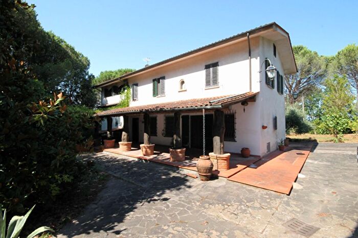 Casa con 9 locali in vendita in a S Piero, Montecarlo