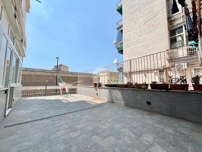 Appartamento con 5 locali in vendita in Via Serafino Biscardi, Napoli