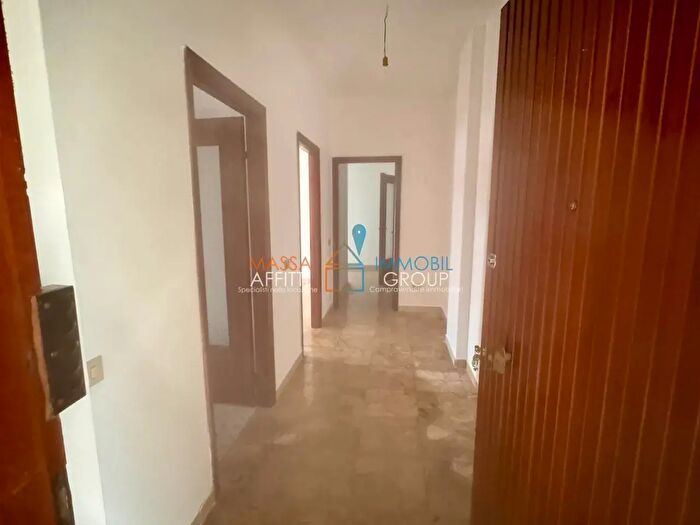 Appartamento con 5 locali in vendita in Via Fratelli Rosselli, Massa