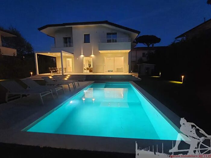 Casa con 8 locali in vendita in Pietrasanta