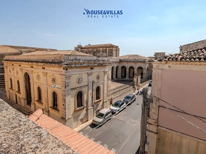 Casa con 11 locali in vendita in Via San Francesco d'Assisi, Avola