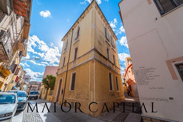 Casa con 16 locali in vendita in Via Roma, Siniscola