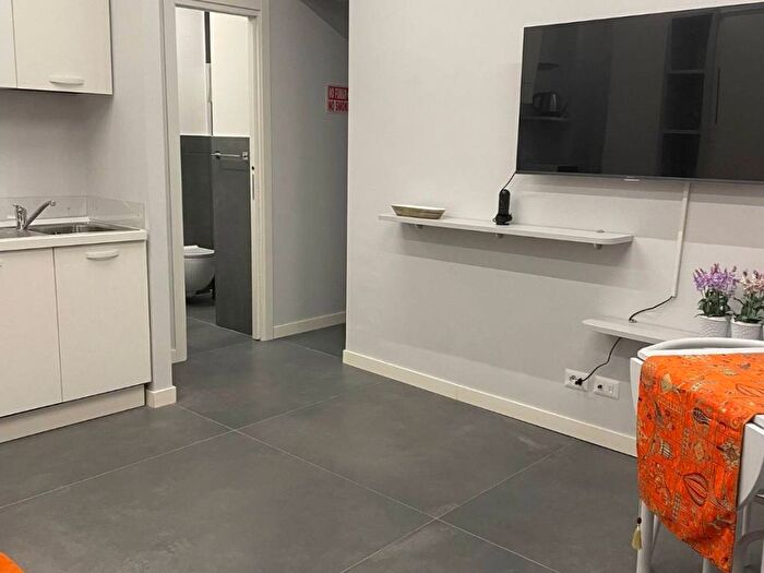 Appartamento monolocale in affitto in Via Raffaele Morghen, Vomero, Napoli