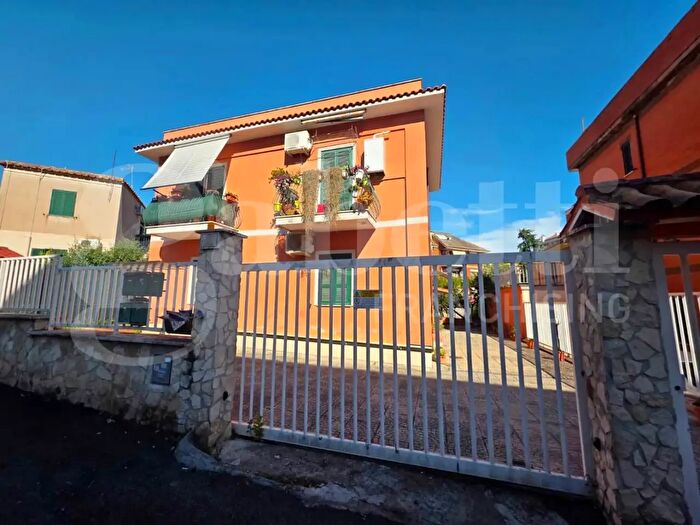 Appartamento bilocale in vendita in Via degli Ordelaffi, Roma