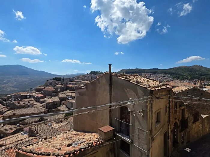 Casa trilocale in vendita in Via del Carmine, Mistretta