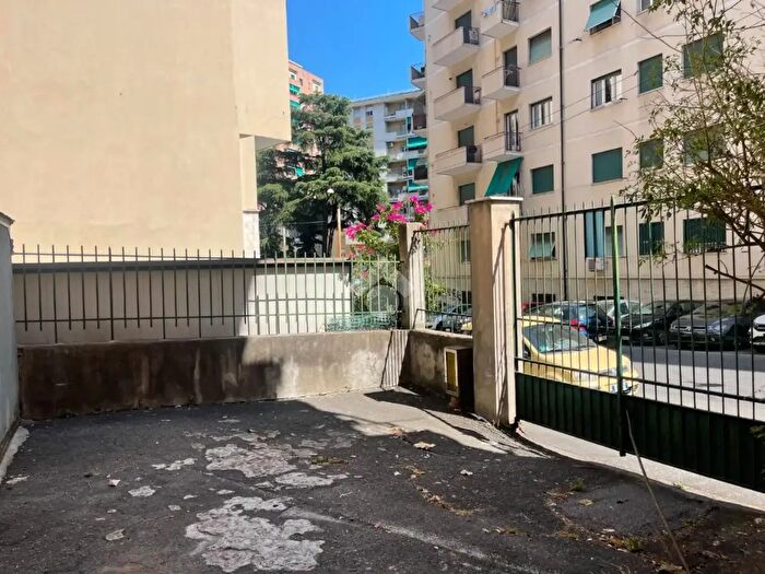 Appartamento quadrilocale in vendita in Via Raffaele Ricca, Genova