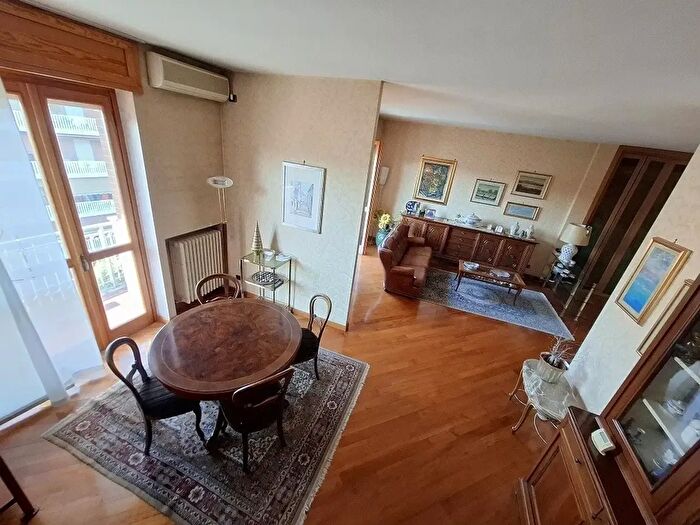 Appartamento con 6 locali in vendita in Via Valance, Asti