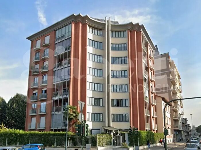Appartamento con 5 locali in vendita in Via Pietro Cossa, Torino