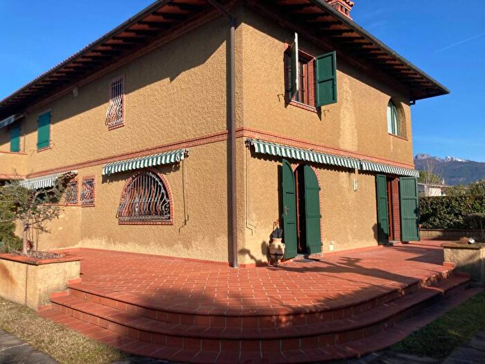 Casa con 6 locali in affitto in Via Francesco Carrara, Centro, Forte dei Marmi
