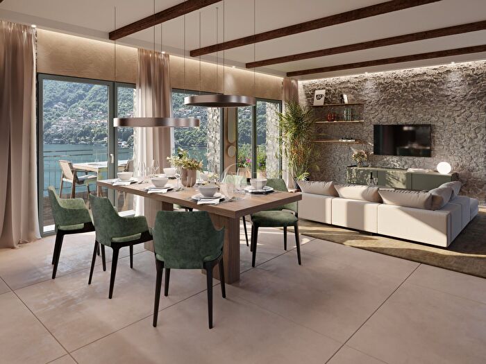 Appartamento con 6 locali in vendita in Laglio