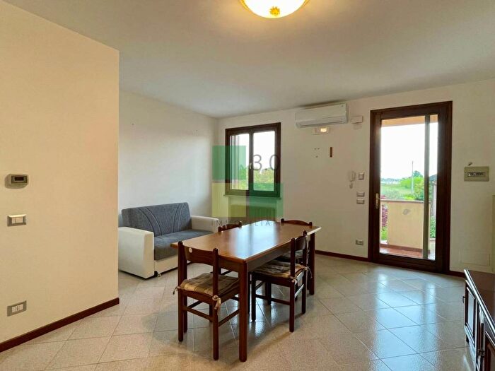 Appartamento trilocale in affitto in Via Grande di Carbonera, Centro, Carbonera