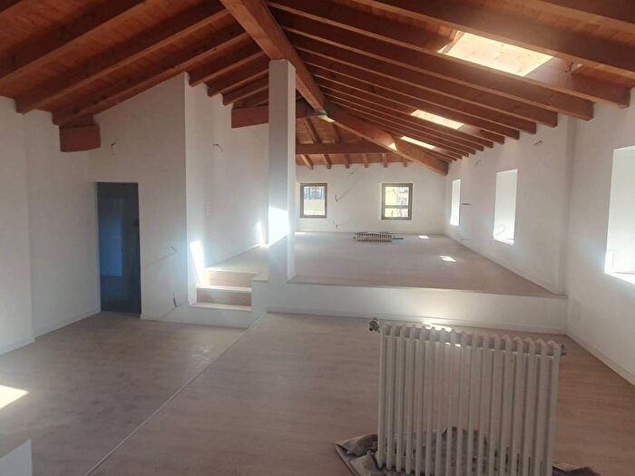 Appartamento trilocale in affitto in Via Camillo Benso di Cavour, Centro, Vertova