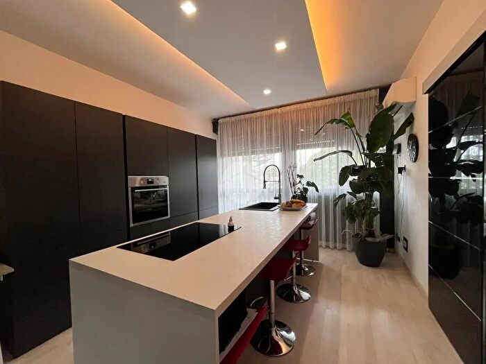 Appartamento quadrilocale in vendita in Via Tassoni, Reggio Emilia