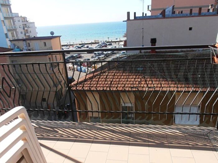 Appartamento quadrilocale in affitto in Via Giacomelli, Centro, Follonica