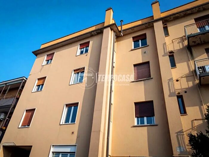 Appartamento trilocale in vendita in Via Monviso, Arcore