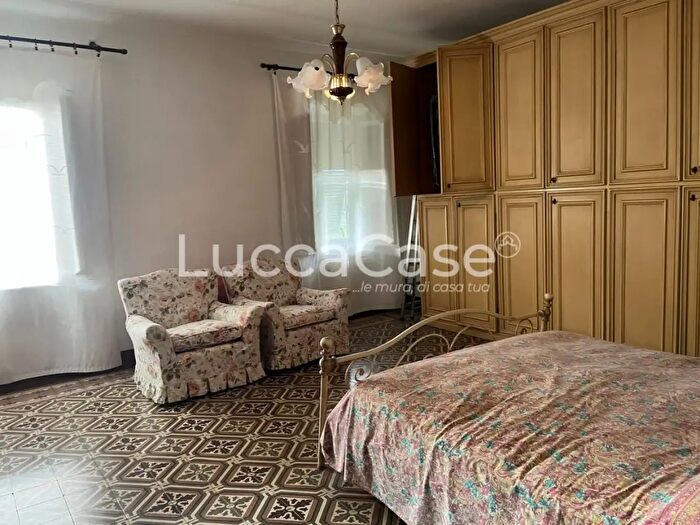 Casa con 8 locali in vendita in Lucca