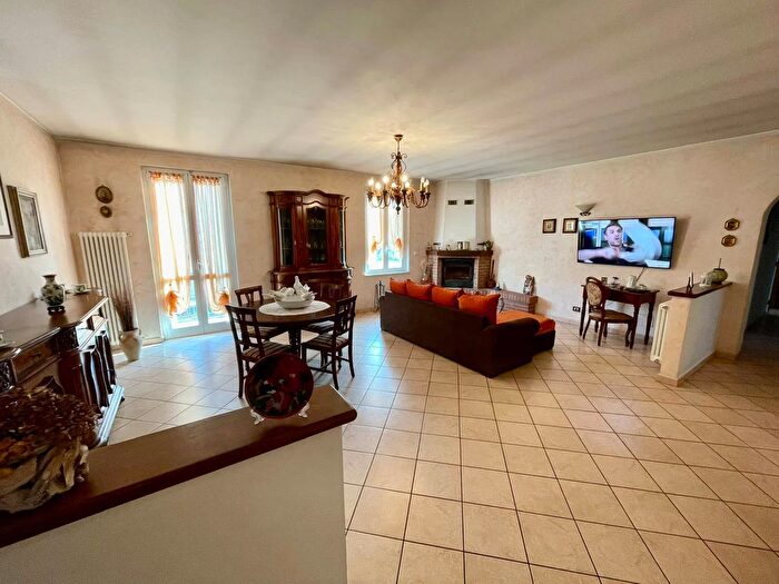 Casa con 6 locali in vendita in Strada Acqui, Alessandria