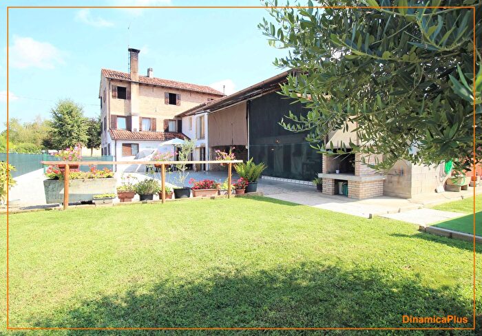 Casa con 13 locali in vendita in Via Mazzini, Codogne