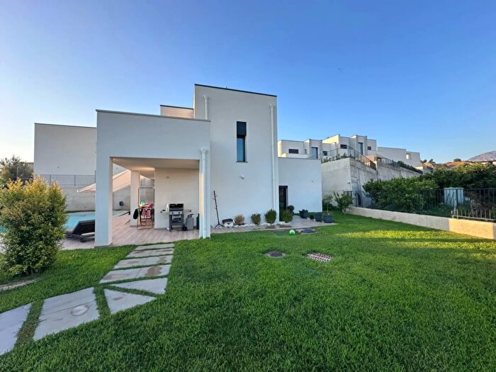 Casa con 6 locali in vendita in Reggio Calabria