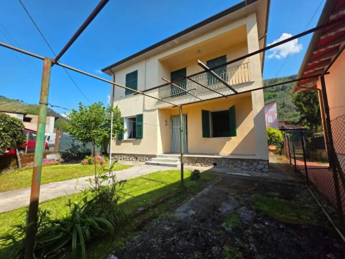 Casa con 5 locali in vendita in Massa