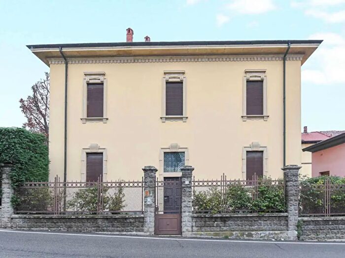Casa con 8 locali in vendita in Via Papa Giovanni XX, Figino Serenza
