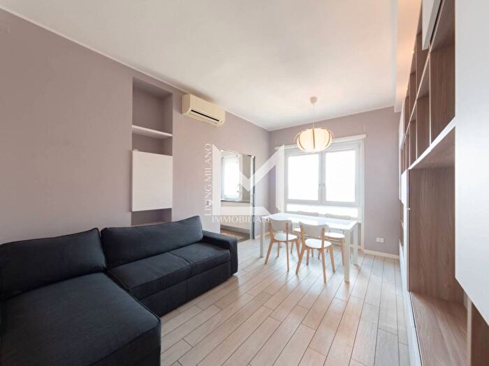 Appartamento trilocale in affitto in Via Jacopo Dal Verme, Isola, Milano